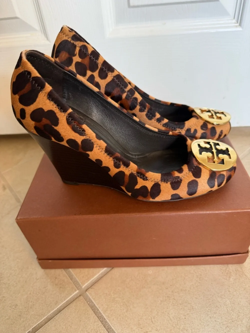 Tory Burch Leopard Print Calf-Hair Pumps with Gold Logo size 7 Y2K style